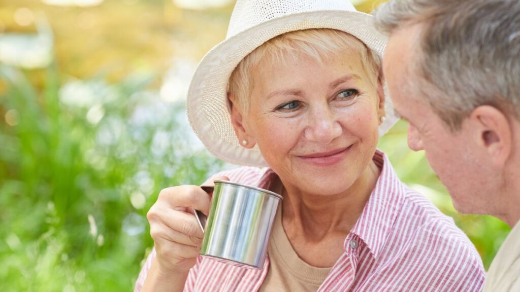 couple drinking for a reusable coffee cup