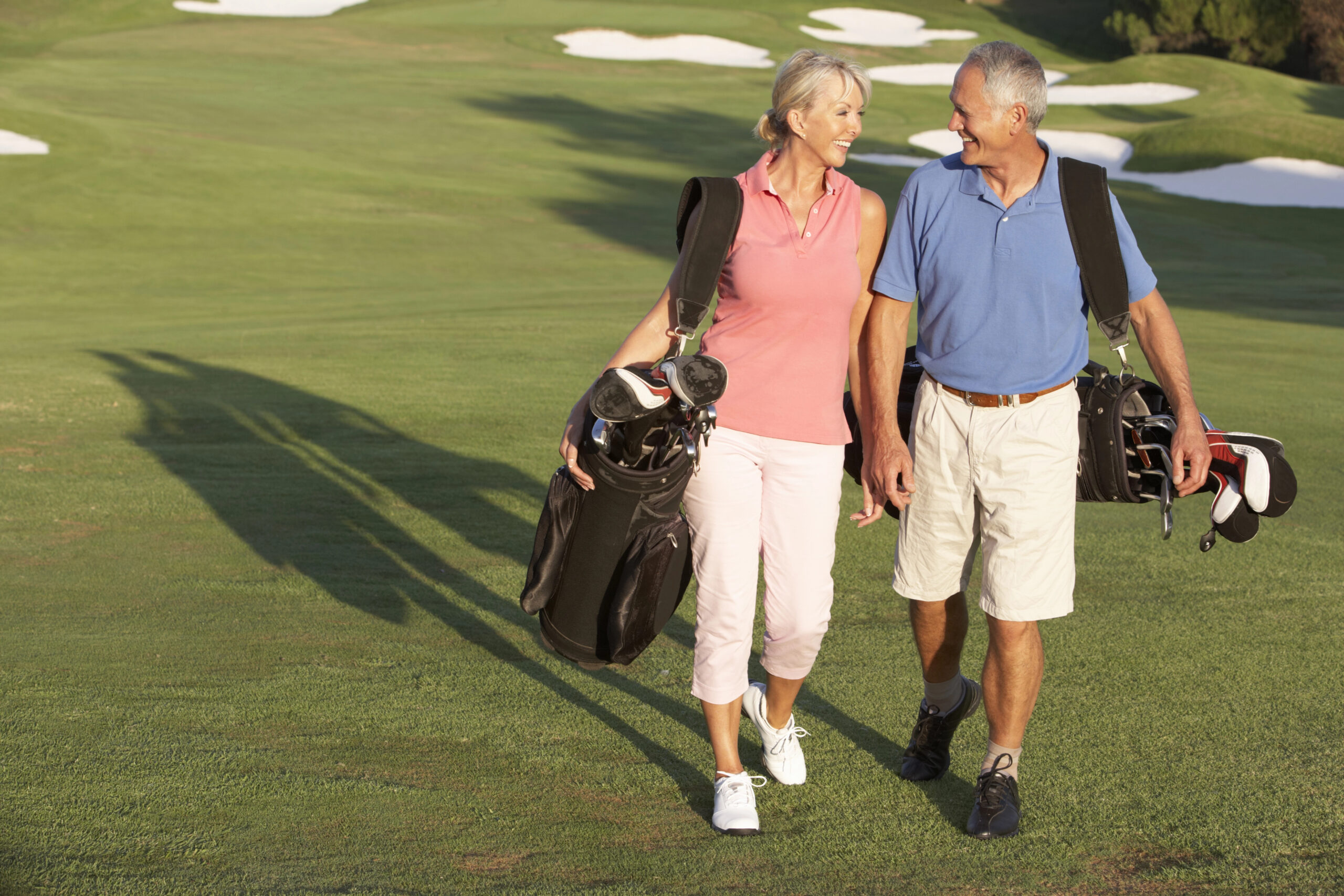 retired couple golfing