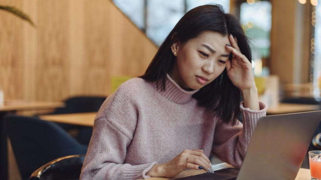 woman confused at the computer