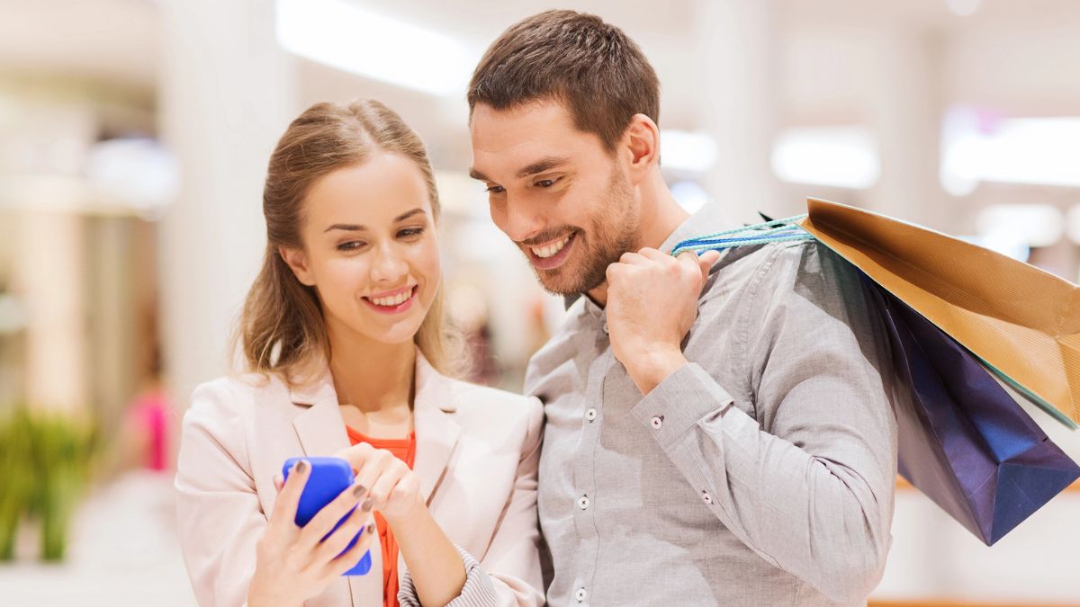 couple shopping and looking at phone