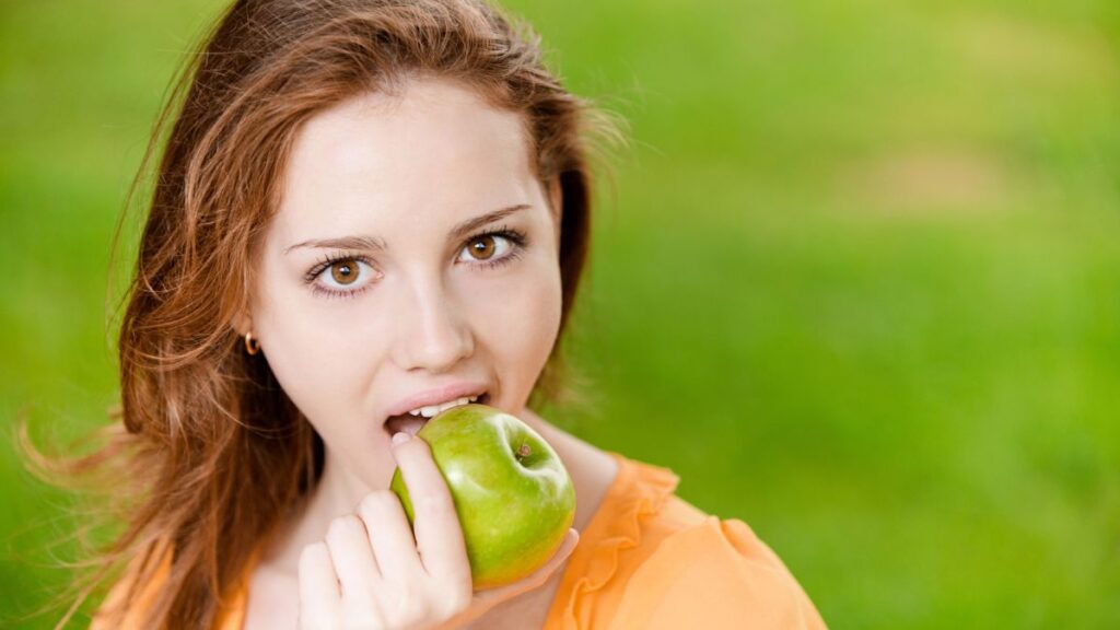 woman eating an apple