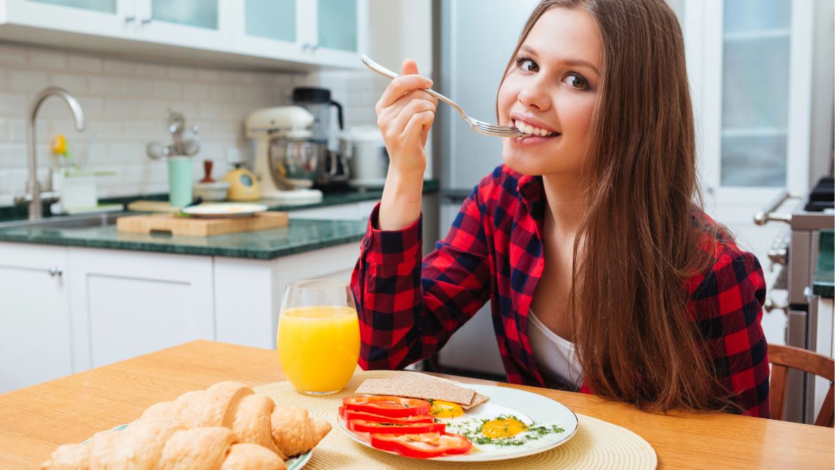 woman eating breakfast