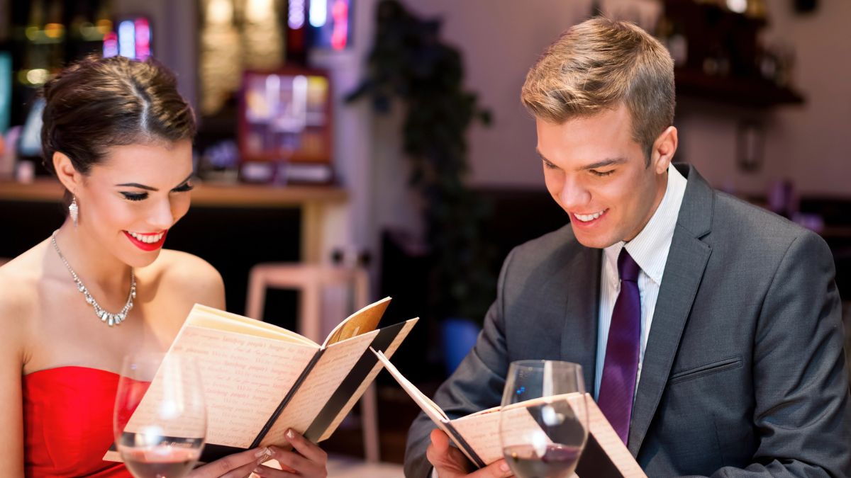 couple eating dinner out on a date