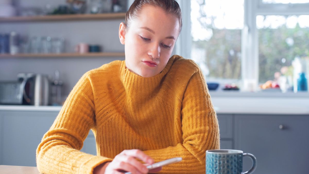 woman looking disappointed at phone